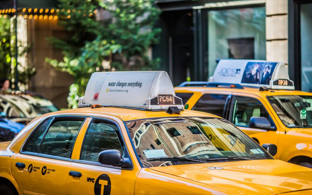 Gula taxibilar får hård konkurrens av Uber