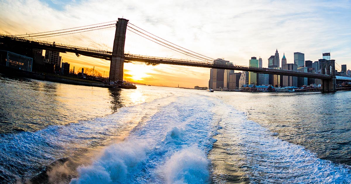 NYC Ferry - färja på East River